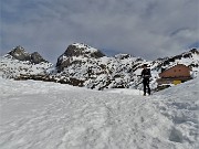 36 In arrivo al Rif. Calvi (2006 m) con da sx Diavolo di Tenda (2916 m) e Grabiasca (2704 m)